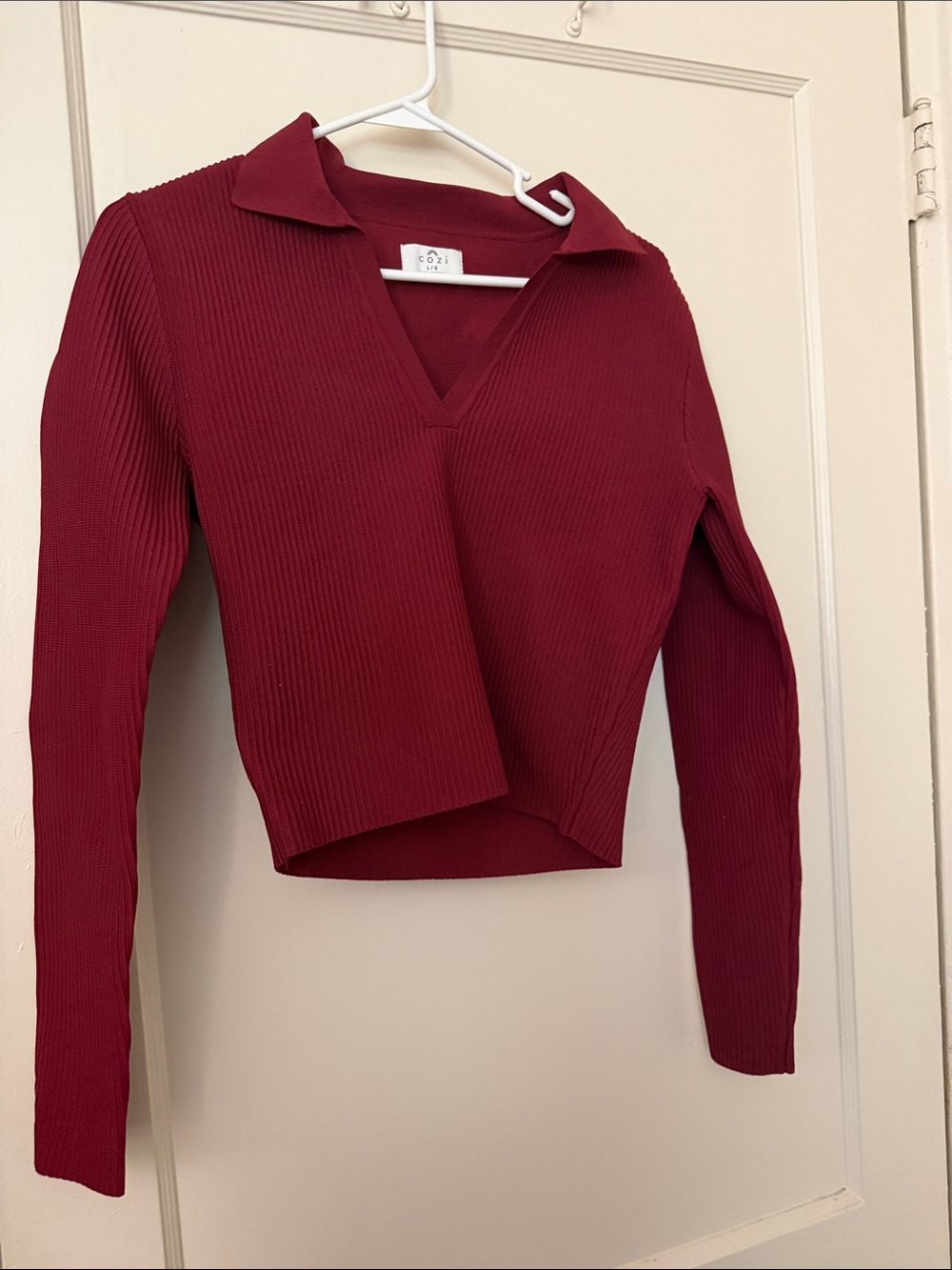 Cozi Collared Ribbed V-Neck Long-Sleeve Top in Wine size L
